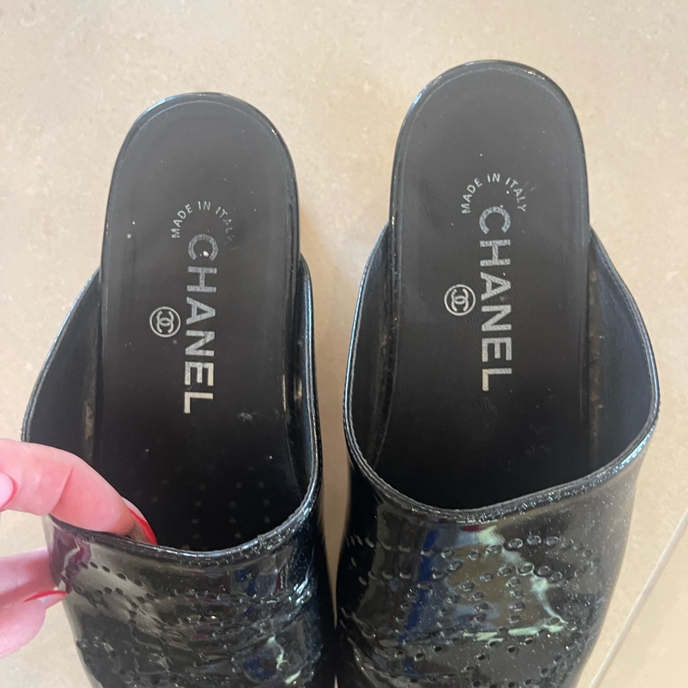 Gently worn CHANEL clogs. Patten leather with cc logo. Size 6 - Picture 3 of 3